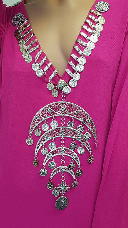 Prachtige Hagalla jurk in fuchsia met halvemaan collier in zilver.