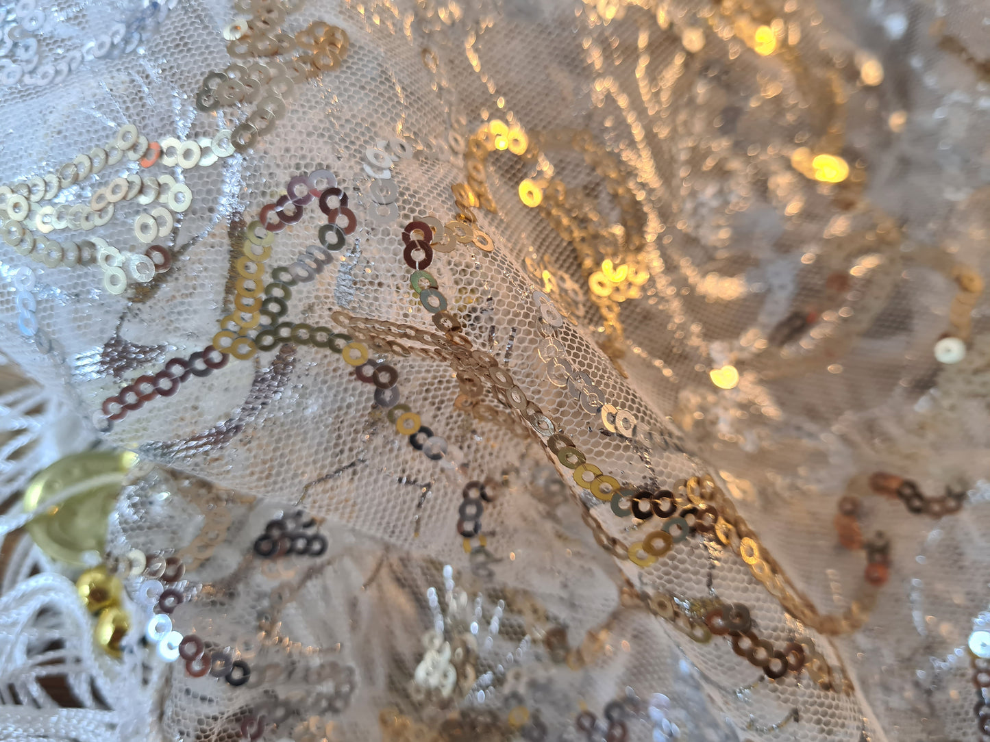 Heupsjaal wit met gouden lijntjes en muntjes