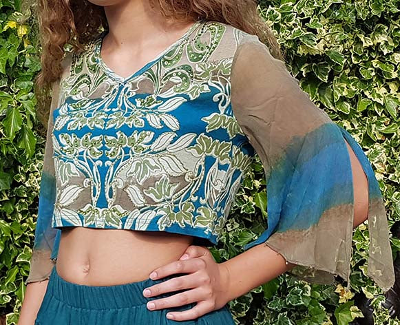Crop Top met print en doorzichtig gespleten mouwtje in olijfgroen/petrol