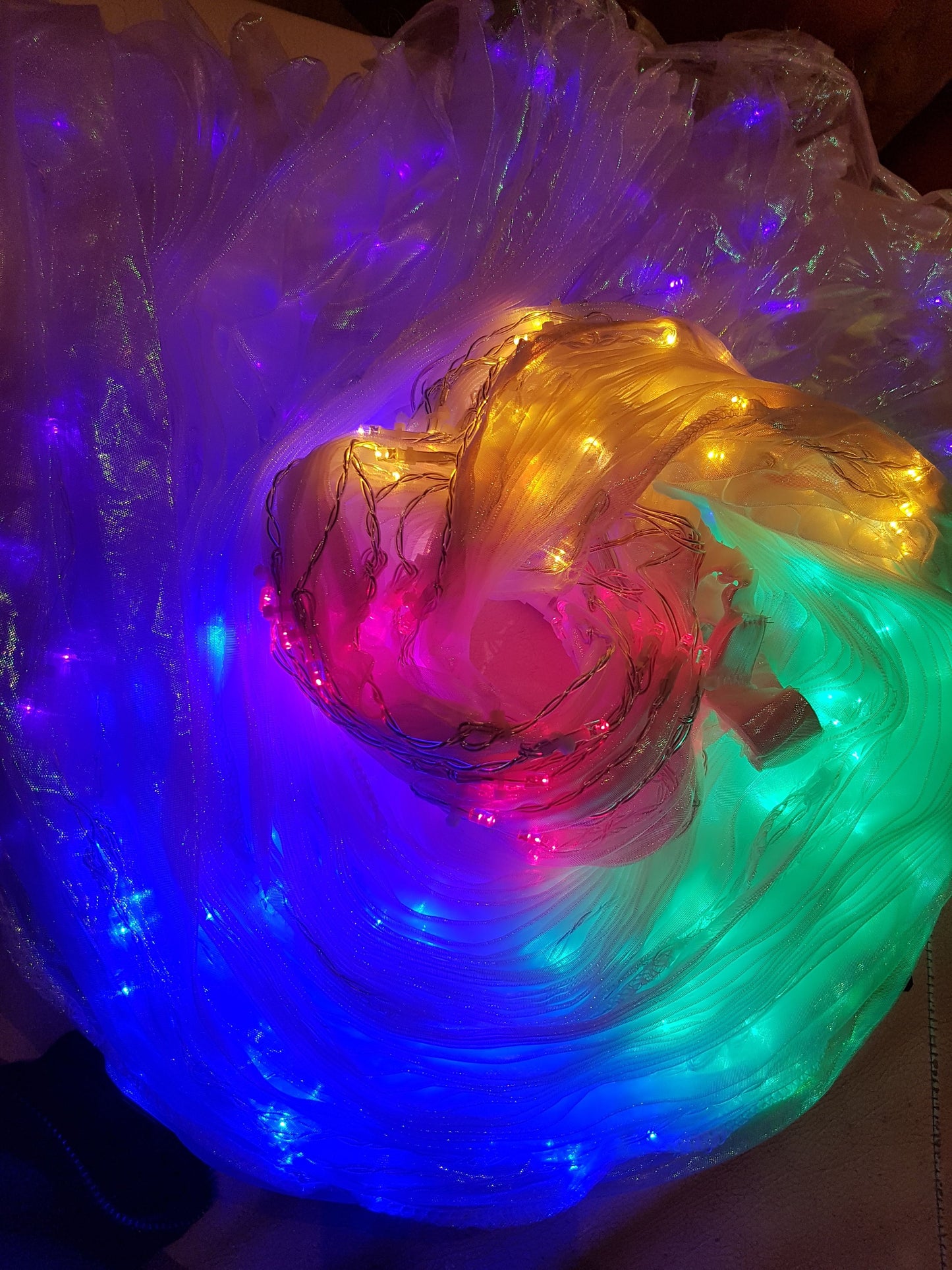 Isis Wings organza (doorschijnend) in wit parelmoer met rainbow led lights.