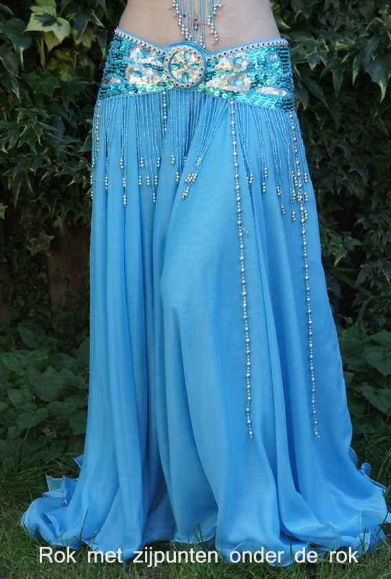 Mooie rok in turquoise met stroken en splitten aan de zijkant en 2 lagen stof.