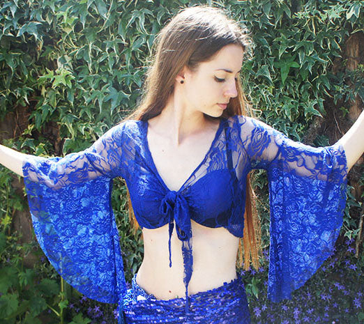 Top bestaat volledig uit kant. Kleur korenblauw