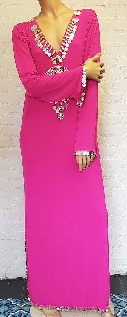 Prachtige Hagalla jurk in fuchsia met halvemaan collier in zilver.