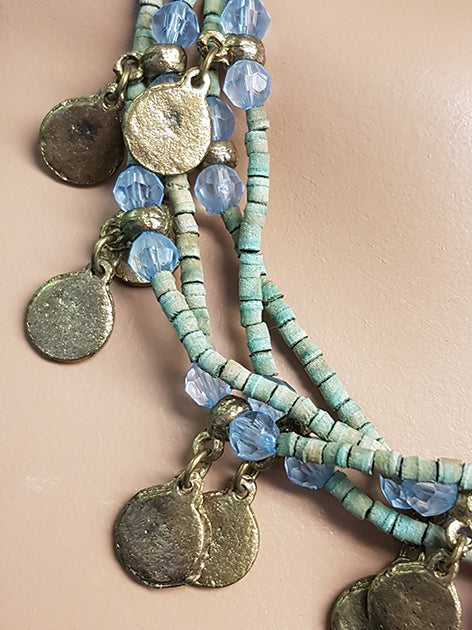 Mooie ketting met zachte blauwgroene kralen en oude muntjes