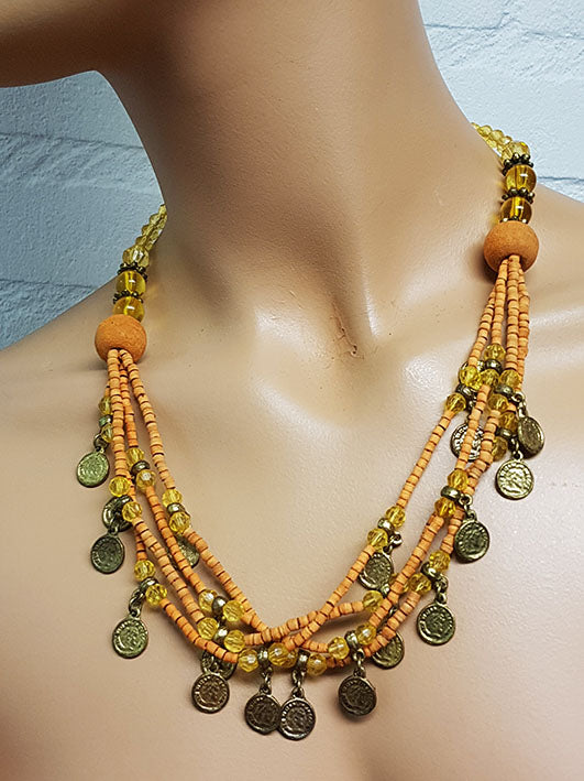 Mooie ketting met zacht oranje kralen en oude muntjes