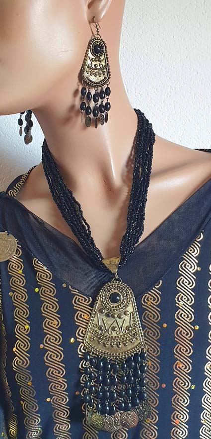 Ketting met vele kraaltjes en bijpassende oorbellen