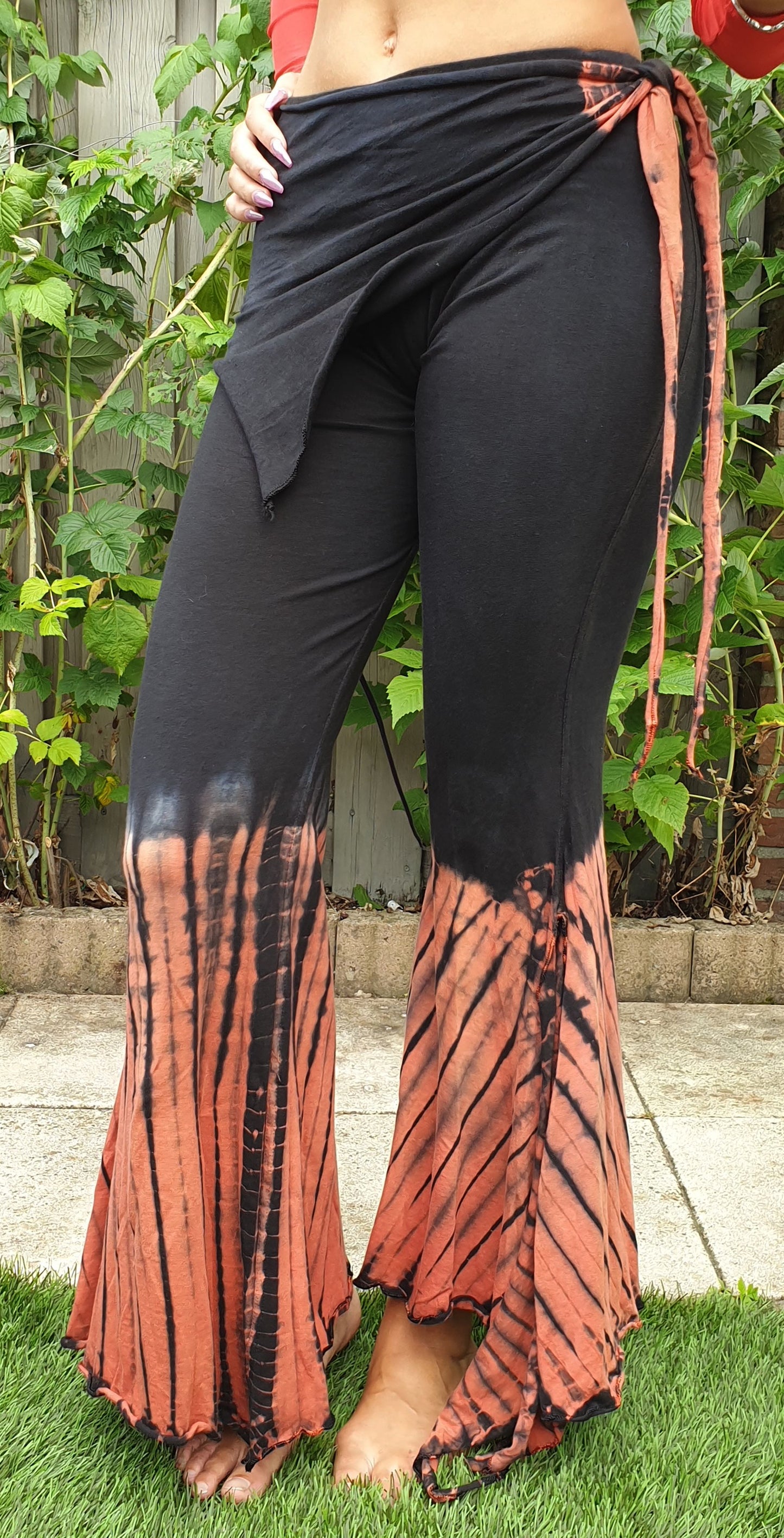 Zwarte tribal broek met batikverloop in roodbruin Maat L