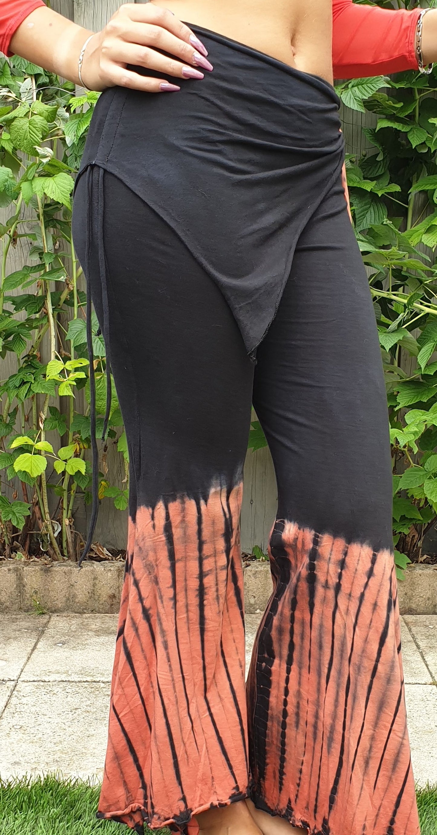 Zwarte tribal broek met batikverloop in roodbruin Maat L