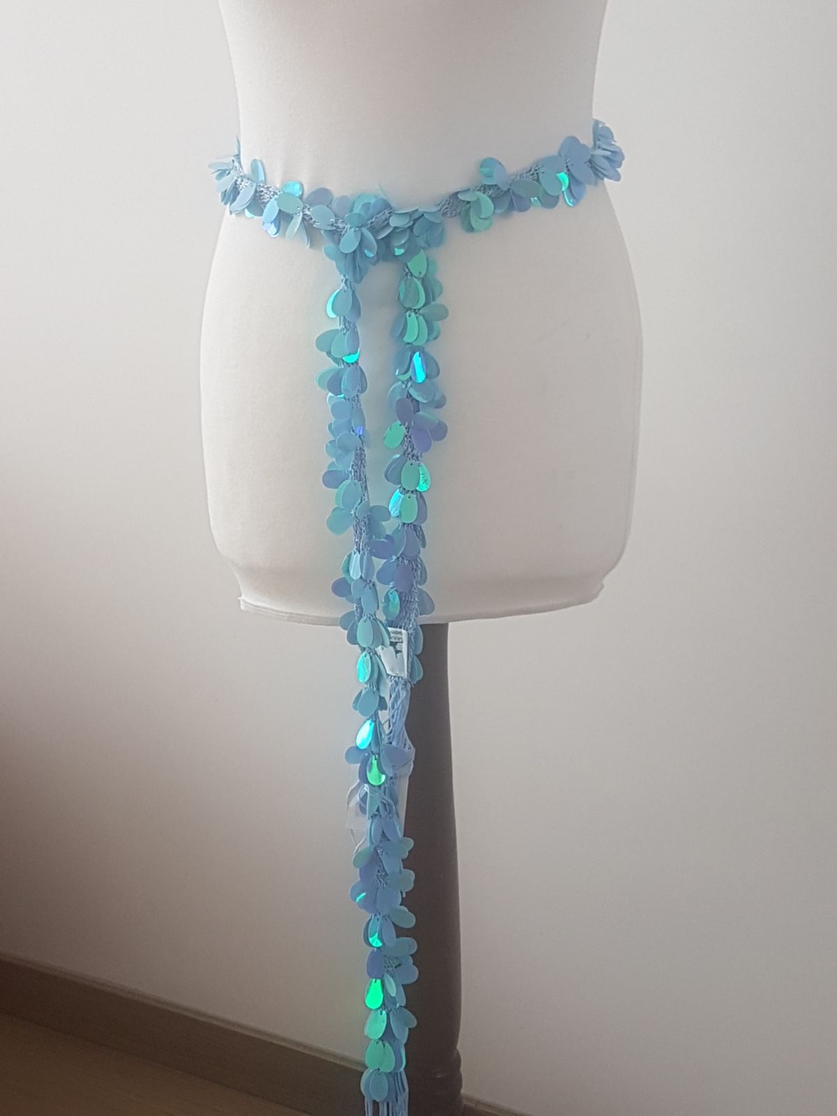 Turquoise Paillettenband voor zelfmaak of als heupsjaal

130cm lang